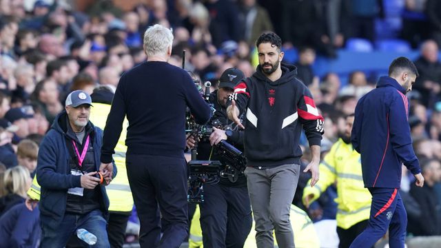 O cumprimento entre David Moyes e Ruben Amorim no final do Everton-Manchester United (foto: IMAGO)