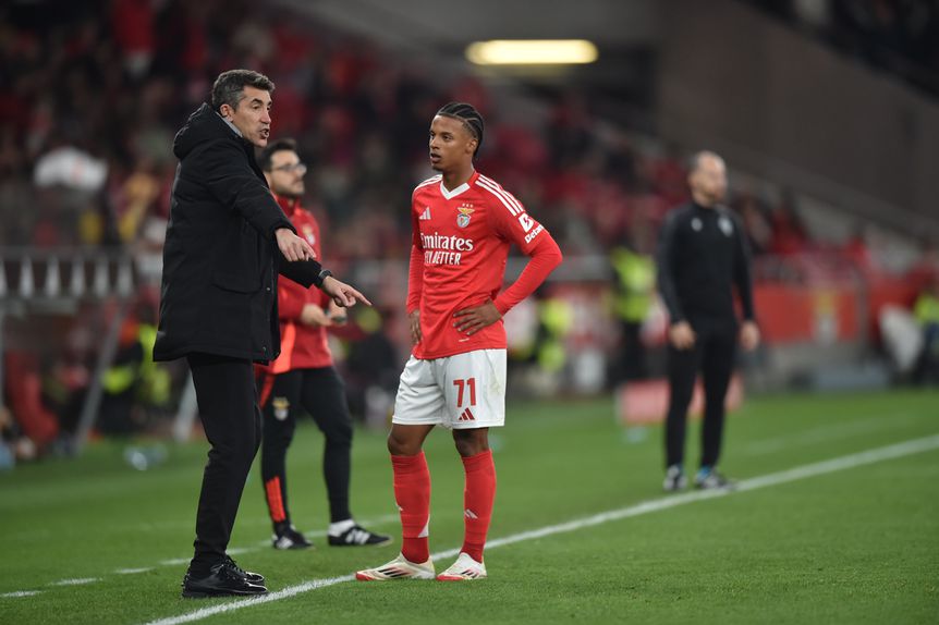 Bruno Lage dá instruções a Leandro Santos no Benfica-Boavista (foto: Miguel Nunes)