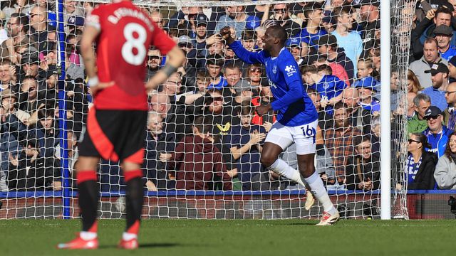 Doucouré festeja segundo golo ao Man. United