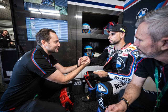 Miguel Oliveira na box da BMW Motorrad Motorsport