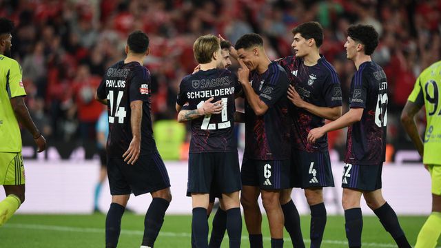 Jogadores do Benfica festejam no jogo com o Aves SAD (foto: Sérgio Miguel Santos/Kapta+)