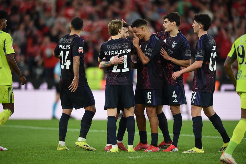 Jogadores do Benfica festejam no jogo com o Aves SAD (foto: Sérgio Miguel Santos/Kapta+)
