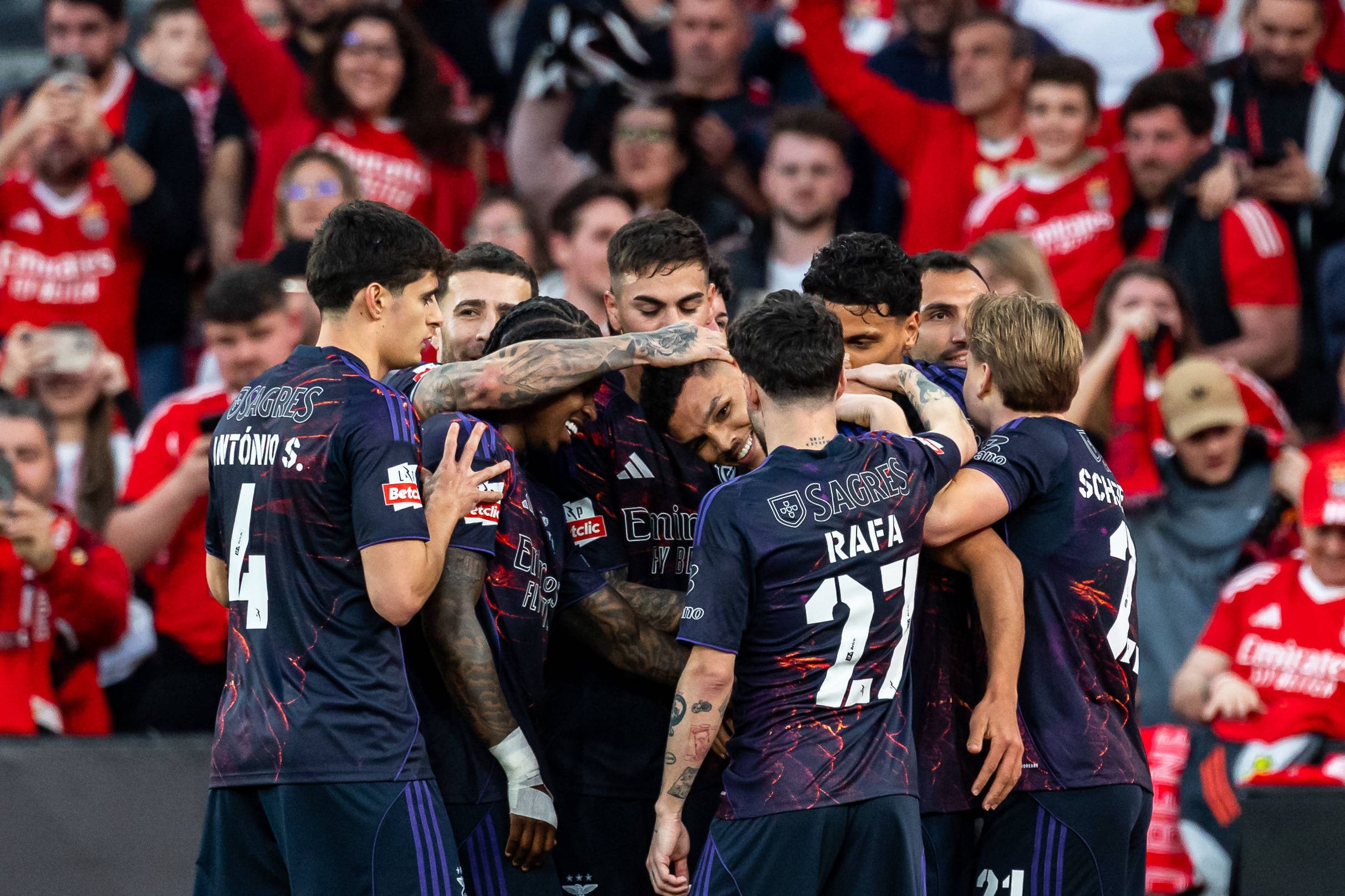Jogadores do Benfica festejam no jogo contra o Aves SAD (foto: IMago)
