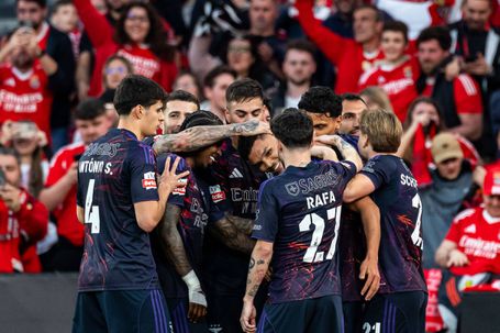 Jogadores do Benfica festejam no jogo contra o Aves SAD (foto: IMago)