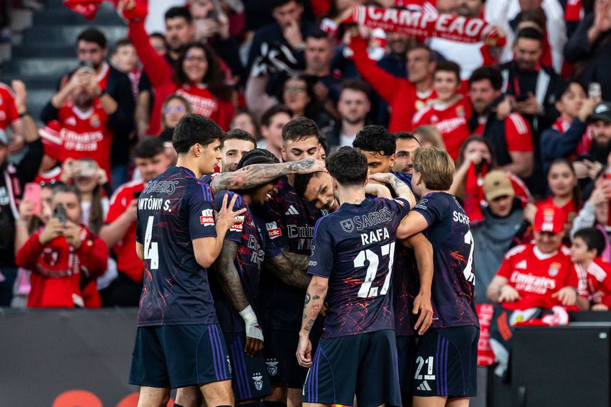 Jogadores do Benfica festejam no jogo contra o Aves SAD (foto: IMago)