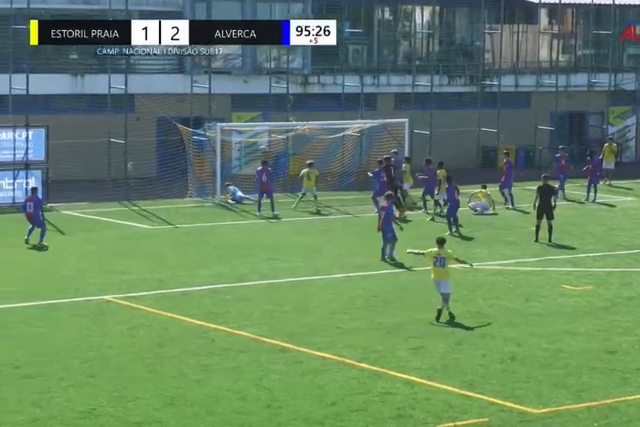 Não é só Trubin: guarda-redes sub-17 marca golo no fim!