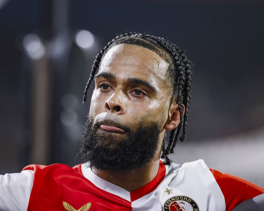 St. Juste emocionado ao sair de campo (IMAGO)