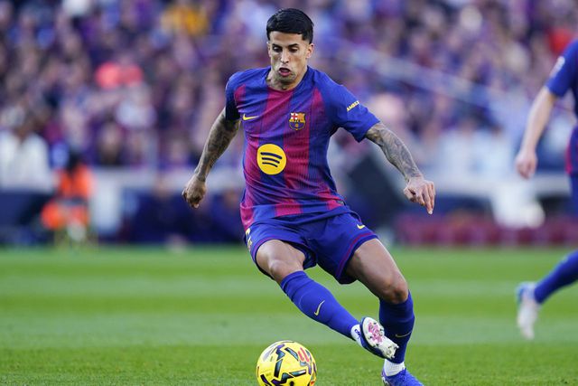 Barcelona derrota Levante com Cancelo em grande plano e volta ao topo da LaLiga
