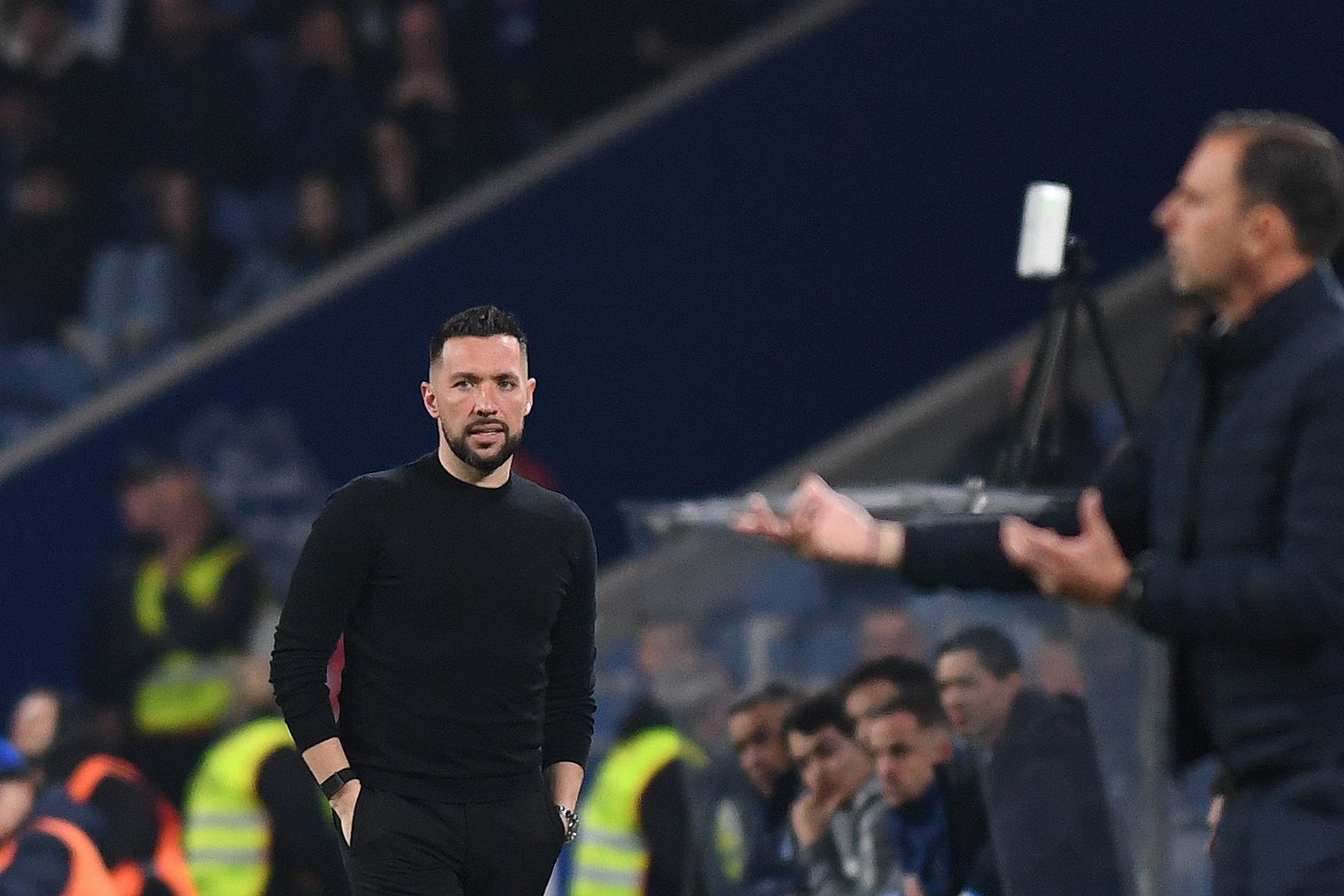 Francesco Farioli sereno enquanto 
Sotiris Sylaidopoulos dá indicações à equipa no jogo entre o FC Porto e o Rio Ave — Rogério Ferreira/Kapta+