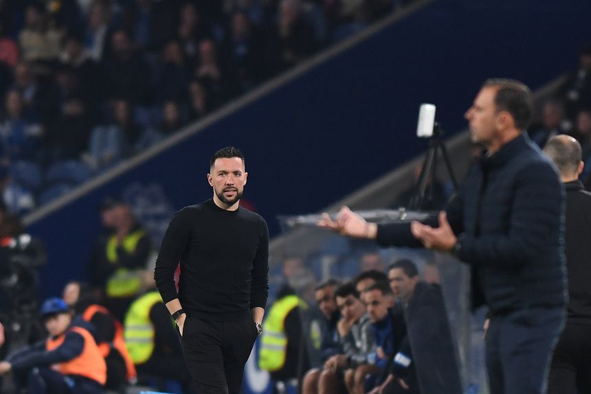 Francesco Farioli sereno enquanto 
Sotiris Sylaidopoulos dá indicações à equipa no jogo entre o FC Porto e o Rio Ave — Rogério Ferreira/Kapta+