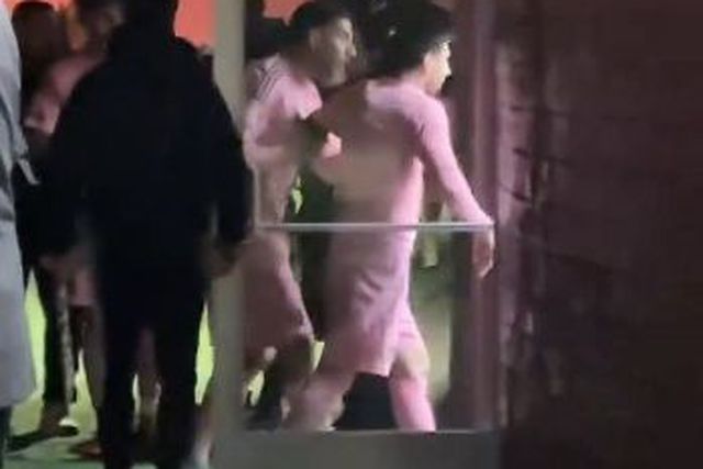 Messi foi atrás do árbitro após derrota do Inter Miami e Suárez teve de o segurar (vídeo)