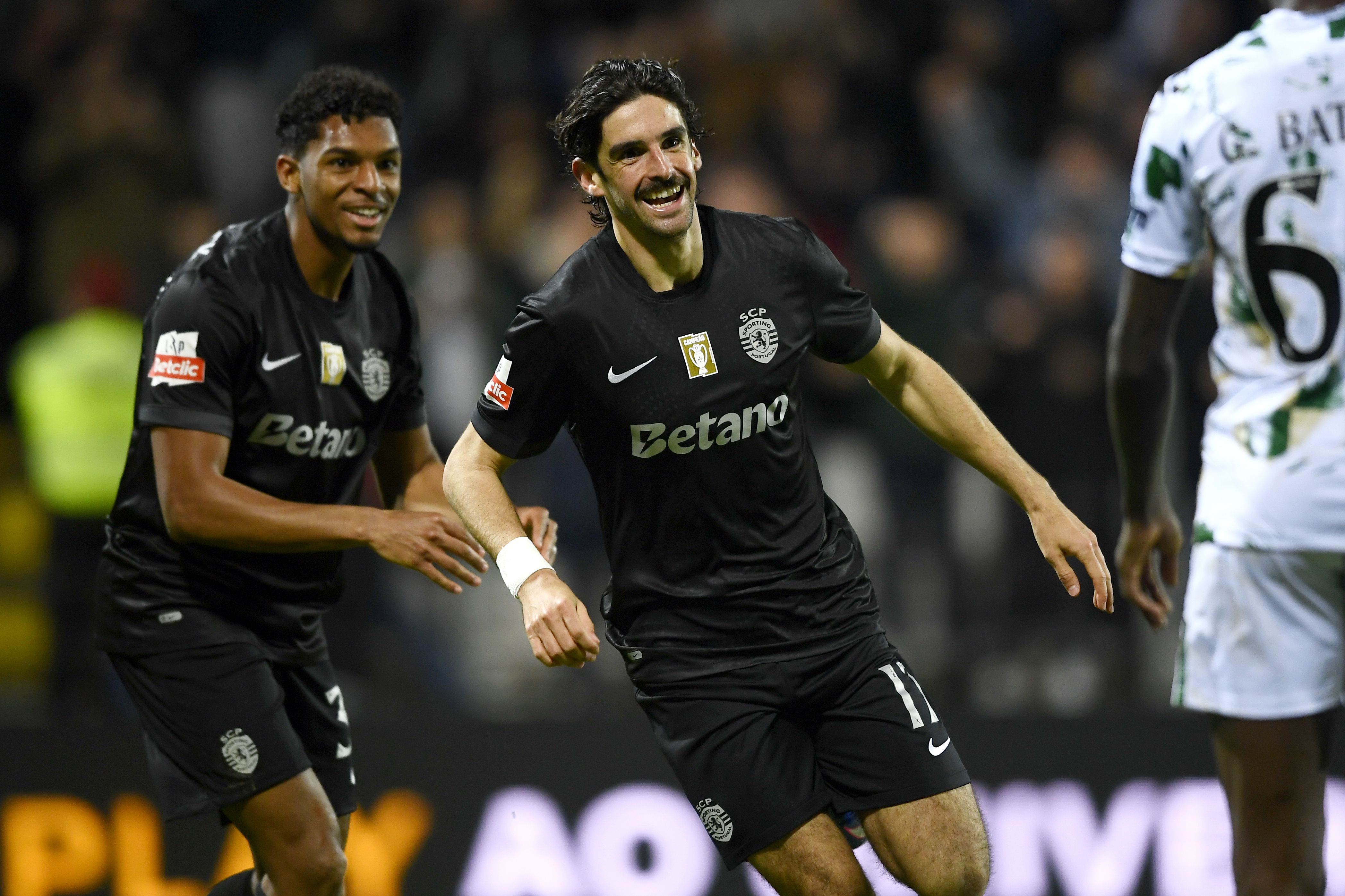 Francisco Trincão sorri com o golo em Moreira de Cónegos num jogo em que os sportinguistas sorriram por três vezes - Foto: MIGUEL LEMOS/KAPTA+