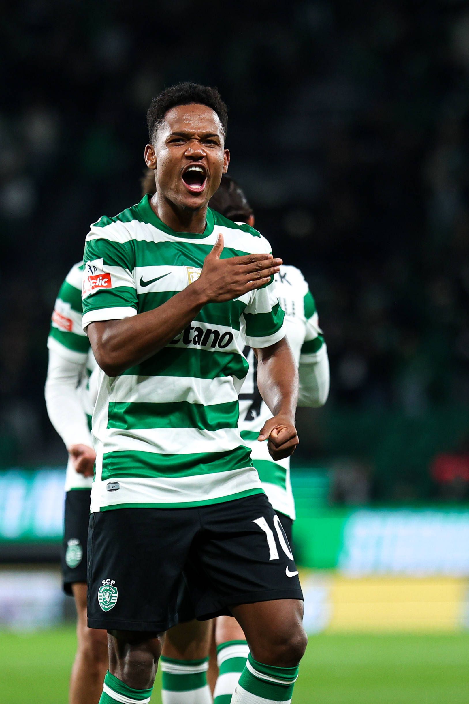 Geny Catamo recebeu ordens para arriscar mais em zonas de finalização e tem marcado. Titular na direita do ataque - Foto: IMAGO