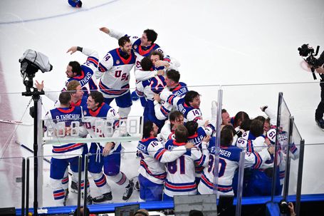 EUA derrotam Canadá no prolongamento e vencem ouro no hóquei no gelo 46 anos depois