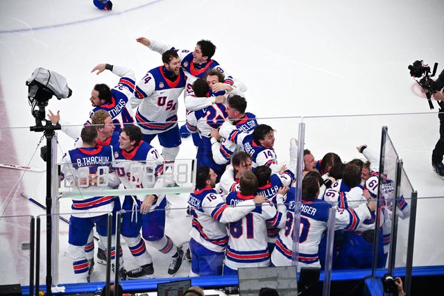 EUA derrotam Canadá no prolongamento e vencem ouro no hóquei no gelo 46 anos depois