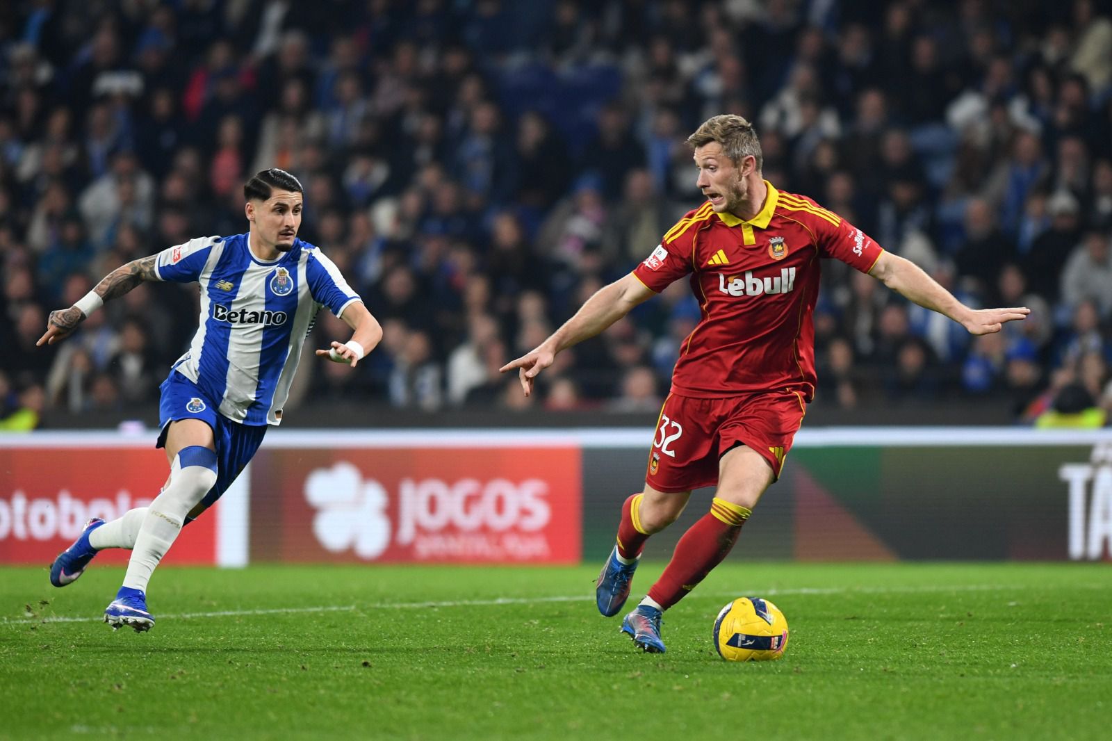 Camisola 32 dos rioavistas nunca virou a cara à luta perante o poder de fogo do dragão - Foto: Rogério Ferreira/Kapta+