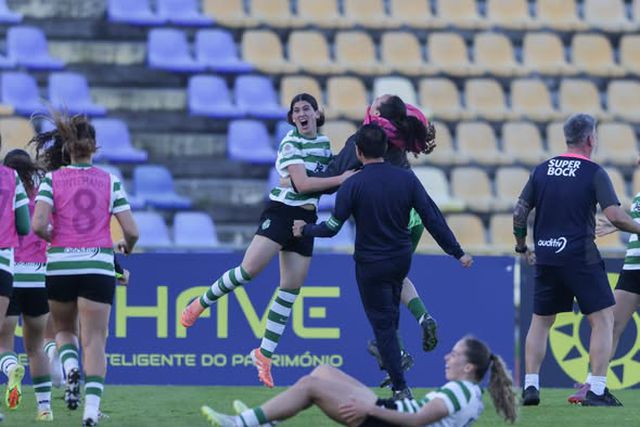 Uma estreante a dobrar e… fora de horas dá triunfo ao Sporting