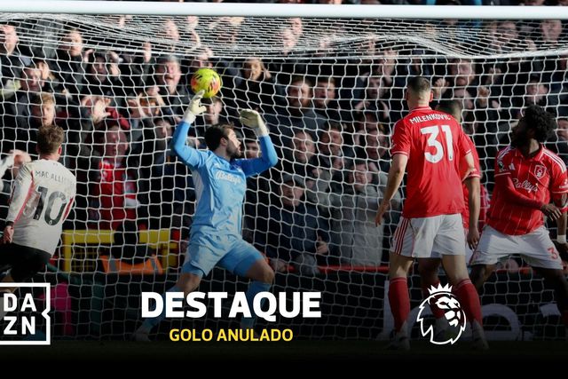 Braço na bola? VAR polémico anula golo do Liverpool