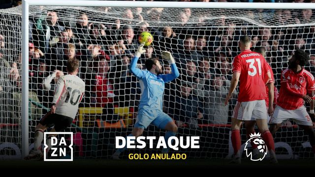 Braço na bola? VAR polémico anula golo do Liverpool