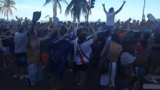 Argentinos fazem festa em Copacabana