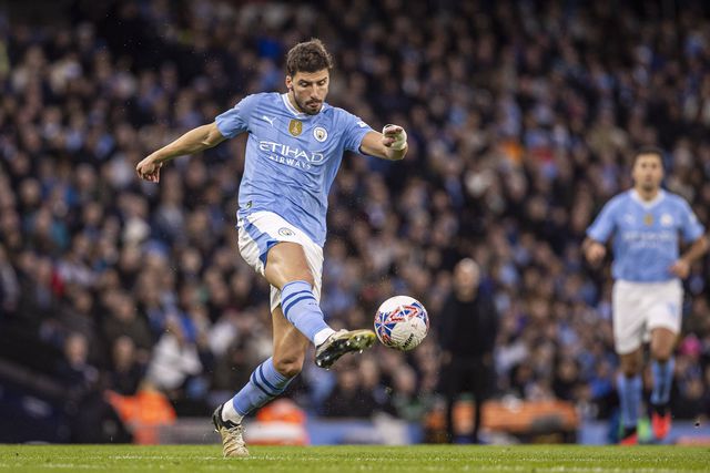 Vídeo: Man. City visita antiga escola de Rúben Dias