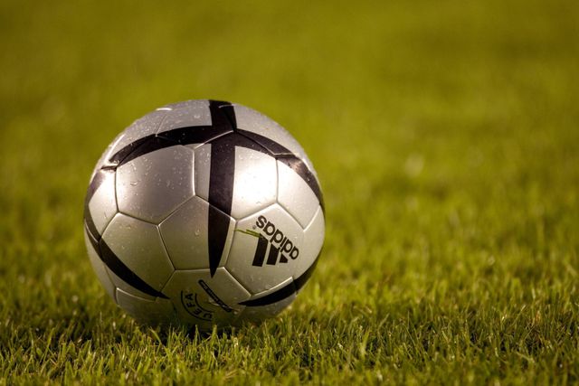 Fotogaleria: bola do Euro-2004 está de volta (só para um jogo)