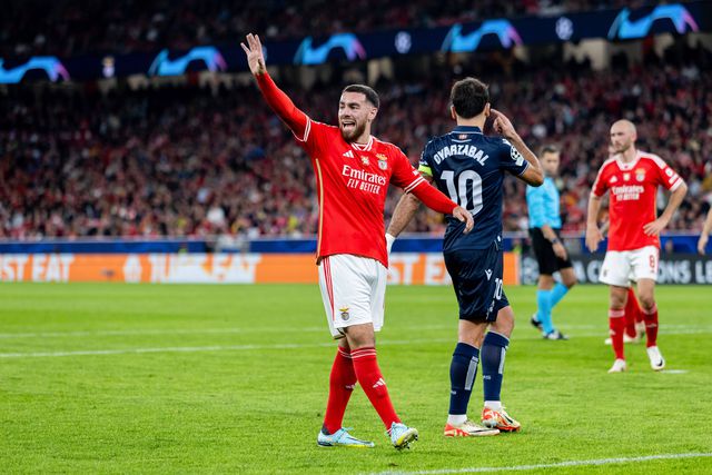 O que é preciso para encaixar Kokçu no 11 do Benfica (sim, é possível)