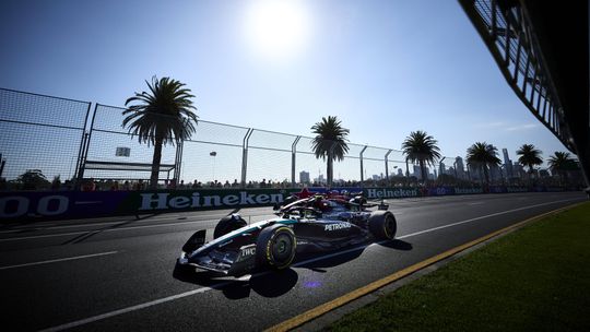 Leclerc supera Verstappen e lidera treinos livres em Melbourne