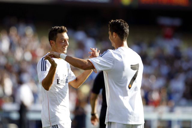 VÍDEO: transformação física de Ozil impressiona e até Ronaldo reage