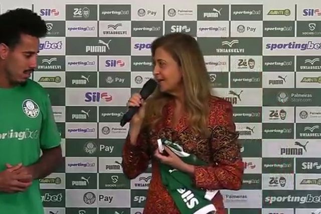 Lucas Evangelista com a presidente do Palmeiras, Leila Pereira