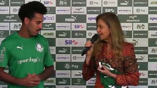 Lucas Evangelista com a presidente do Palmeiras, Leila Pereira