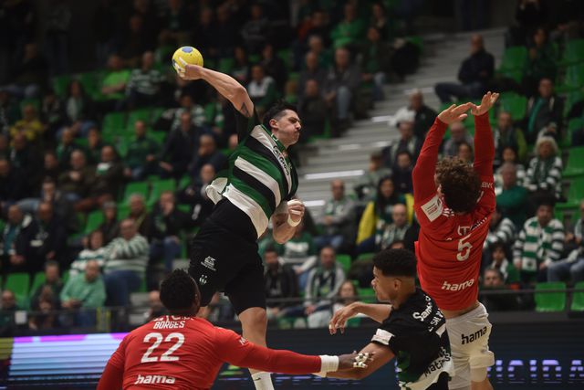 Salvador Salvador remata perante o bloco de Gabriel Cavalcanti, no Sporting-Benfica de andebol