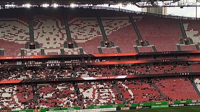 O aquecimento de Benfica e Sporting para o dérbi feminino