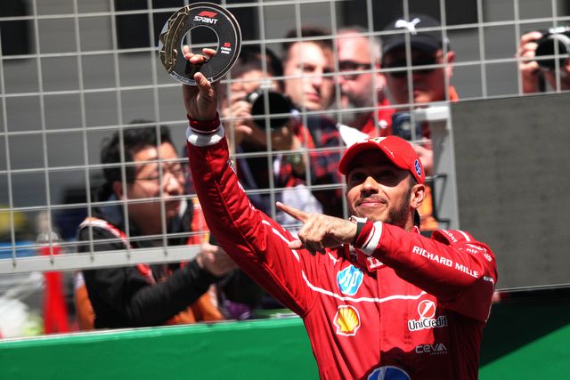 Sorriso de Hamilton depois de vencer corrida sprint em Xangai a sua primeira vitória com a Ferrari
