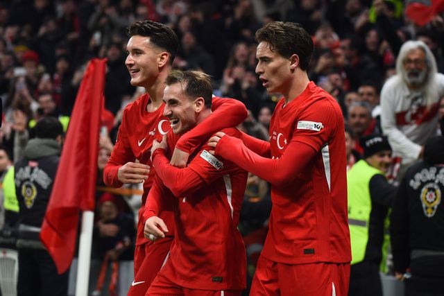 Deniz Gul festeja com Kerem Akturkoglu o golo do benfiquista na partida de estreia do jovem dragão na seleção turca, contra a Hungria (FOTO: IMAGO)