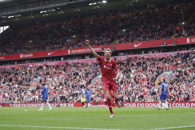 Tinha saudades de Peter Crouch? Ele voltou... e brilhou! (vídeo)