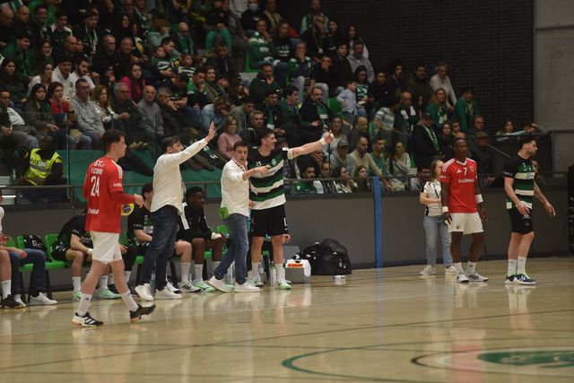 Ricardo Costa com Salvador Salvador, no dérbi de andebol entre Sporting e Benfica