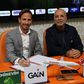 João Pereira apresentado no Alanyaspor, ao lado do presidente, Hasan Çavuşoğlu (foto: Alanyaspor)