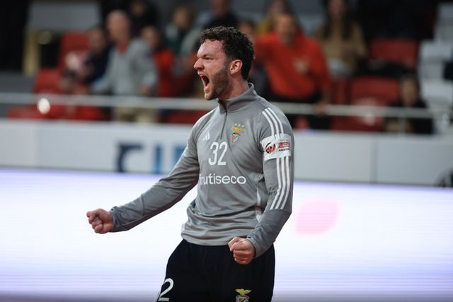 Benfica: treinador reage à ‘novela’ do guarda-redes e admite regresso
