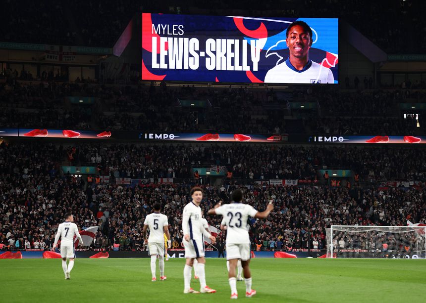 Na estreia pela seleção, Lewis-Skelly marcou o primeiro golo de Inglaterra frente à Albânia (FOTO IMAGO)