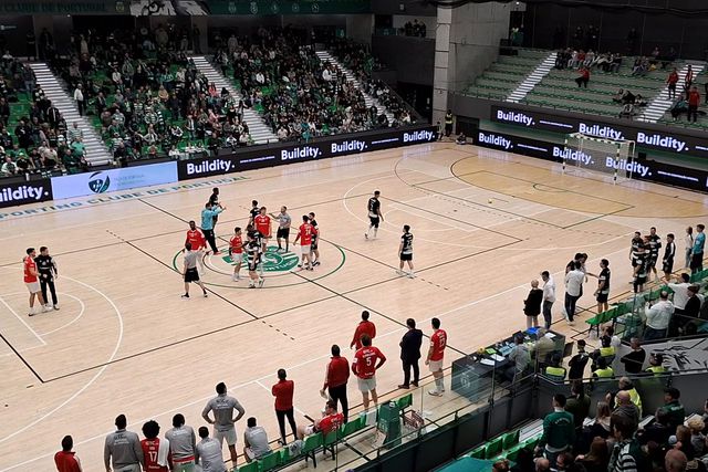 Ambiente aquece entre os jogadores no dérbi de andebol