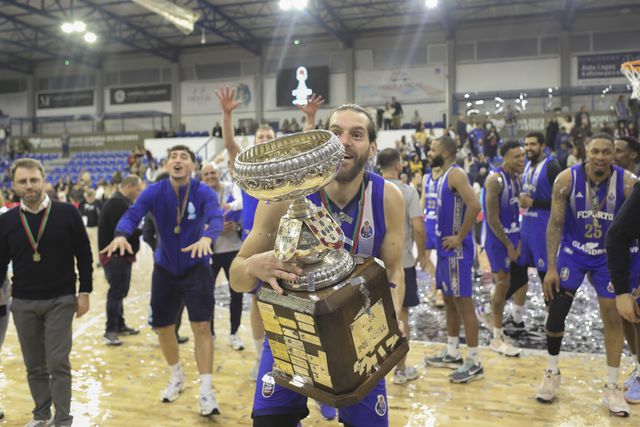 Quem consegue agarrar a Taça?