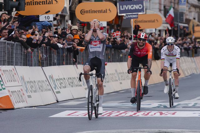 Pogacar ataca, ataca e volta a atacar, mas Van der Poel vence Milão-Sanremo