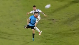 VÍDEO: Nico González pontapeia cara do adversário e é expulso