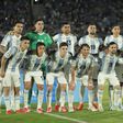 Otamendi com a braçadeira de capitão na vitória da Argentina no Uruguai