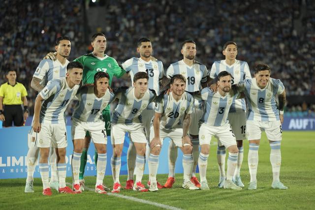 Otamendi com a braçadeira de capitão na vitória da Argentina no Uruguai