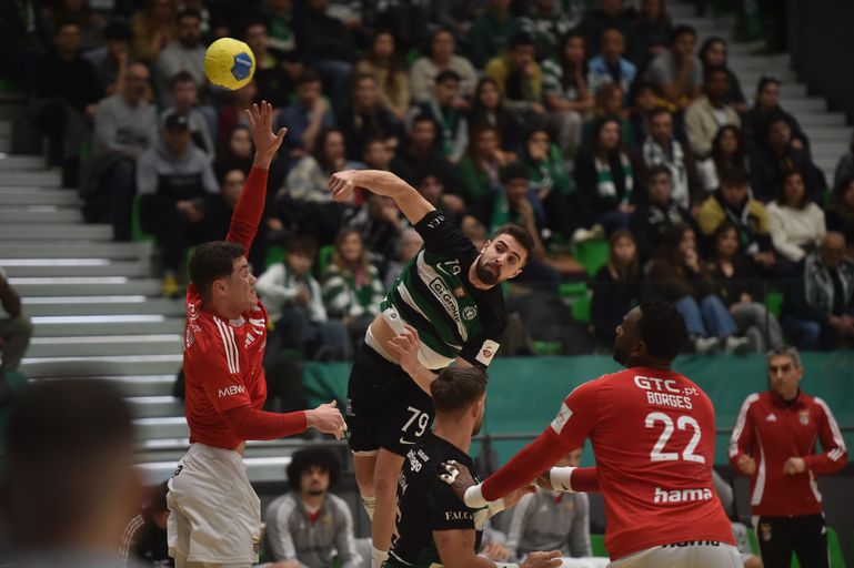 Sporting vence Benfica em dérbi 'quentinho' e está nos quartos da Taça