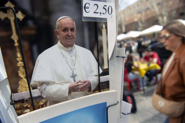 Lembranças que evocam Papa Francisco em Roma