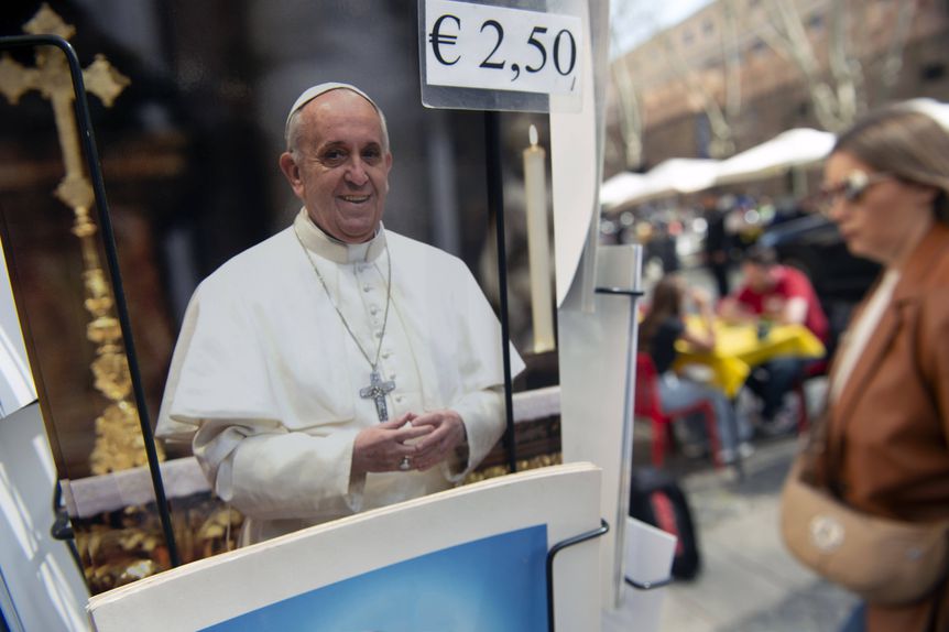 Lembranças que evocam Papa Francisco em Roma