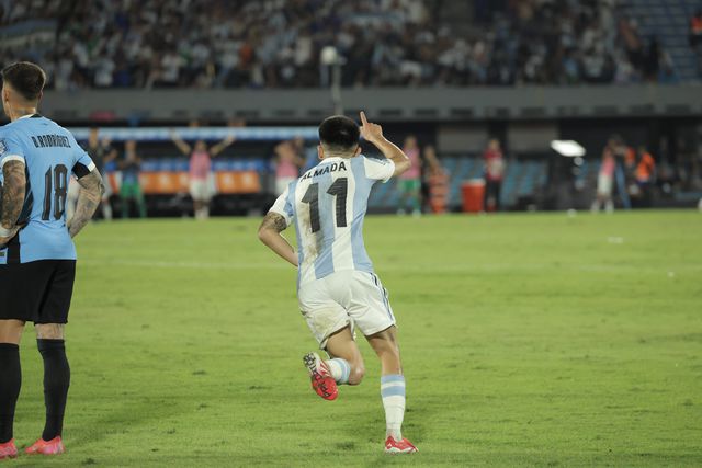 Thiago Almada a celebrar o golo da vitória da Argentina no Uruguai